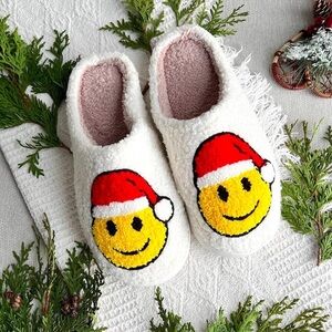 🆕Adorable Nordic Peace Boutique “Joyful” Bouclè Santa Smiley Slippers, Size 7-8